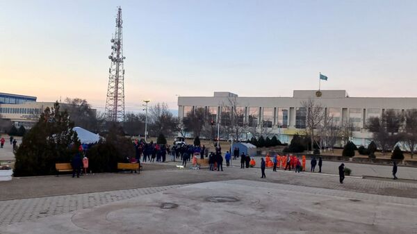 На площади Ынтымак в Актау остаются люди - Sputnik Казахстан
