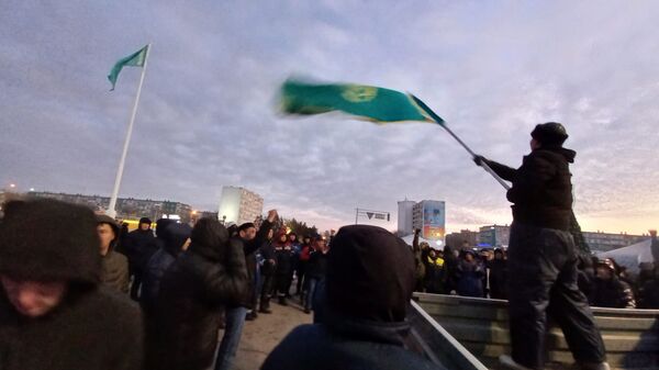 Люди остаются на площади Ынтымак в Актау  - Sputnik Казахстан