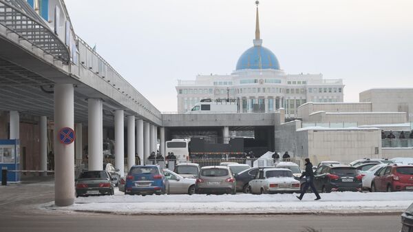 Подступы к зданиям правительства и парламента перегорожены силами специального назначения. - Sputnik Казахстан