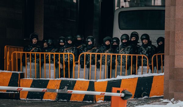 Подступы к зданиям правительства и парламента в Нур-Султане перекрыты вооруженными людьми. - Sputnik Казахстан
