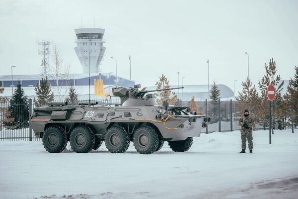 Военная бронетехника у аэропорта в Нур-Султане. - Sputnik Казахстан