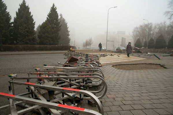 Люди переходят площадь возле административного квартала в центре Алматы. - Sputnik Казахстан
