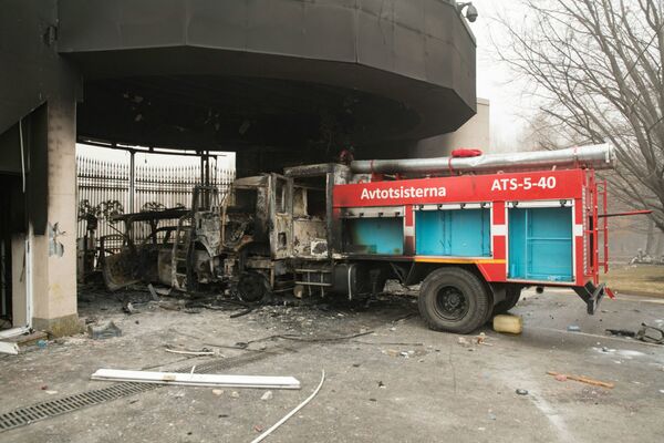 Сгоревшая пожарная машина перед воротами административного здания в центре Алматы. - Sputnik Казахстан