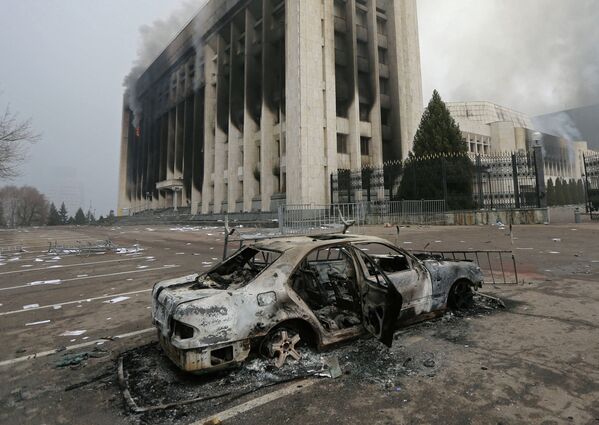 Здание акимата, которое было подожжено во время акций протеста в Алматы. - Sputnik Казахстан