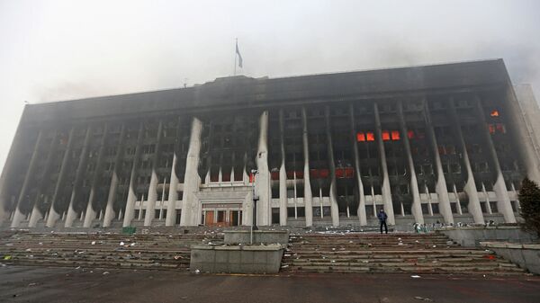 Здание акимата Алматы продолжает гореть - Sputnik Казахстан