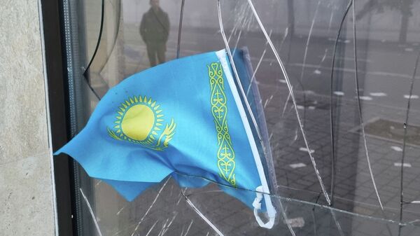 Флаг Казахстана вставили в щели разбитого стекла отделения банка в Алматы  - Sputnik Казахстан