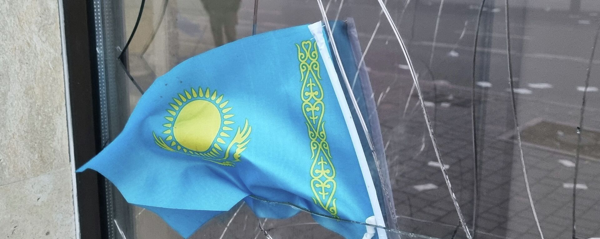 Флаг Казахстана вставили в щели разбитого стекла отделения банка в Алматы  - Sputnik Казахстан, 1920, 17.04.2022
