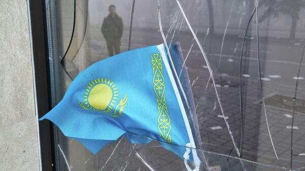 Государственный флаг Казахстана на разбитом окне отделения Kaspi Bank в Алматы - Sputnik Қазақстан