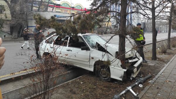 Разбитый автомобиль на улице в Алматы с телом погибшего в беспорядках - Sputnik Қазақстан