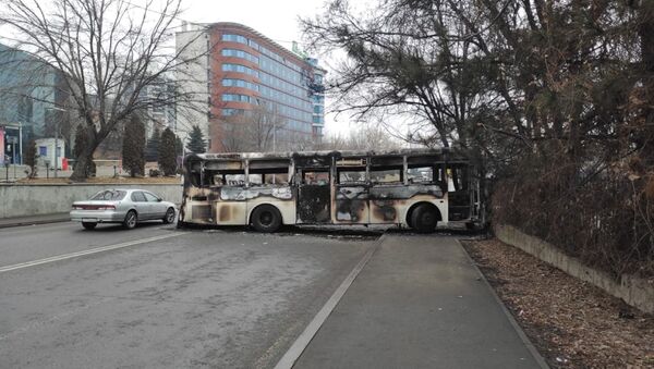 Сожженный автобус перегораживает улицу в Алматы  - Sputnik Казахстан