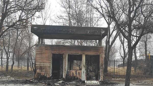 Сожженный полицейский пункт по дороге из Алматы  - Sputnik Казахстан