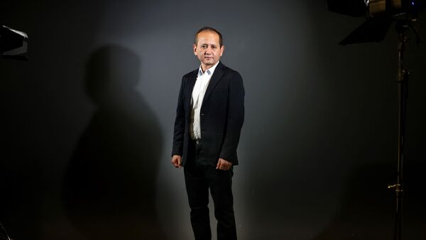 Казахстанский бизнесмен и политический активист Мухтар Аблязов позирует во время фотосессии в Париже 6 января 2022 года - Sputnik Казахстан