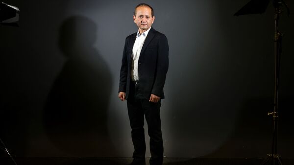 Казахстанский бизнесмен и политический активист Мухтар Аблязов позирует во время фотосессии в Париже 6 января 2022 года - Sputnik Казахстан