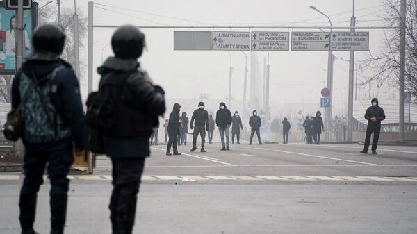 Демонстранты собираются перед полицией во время акции протеста в Алматы, Казахстан, в среду, 5 января 2022 г. - Sputnik Қазақстан