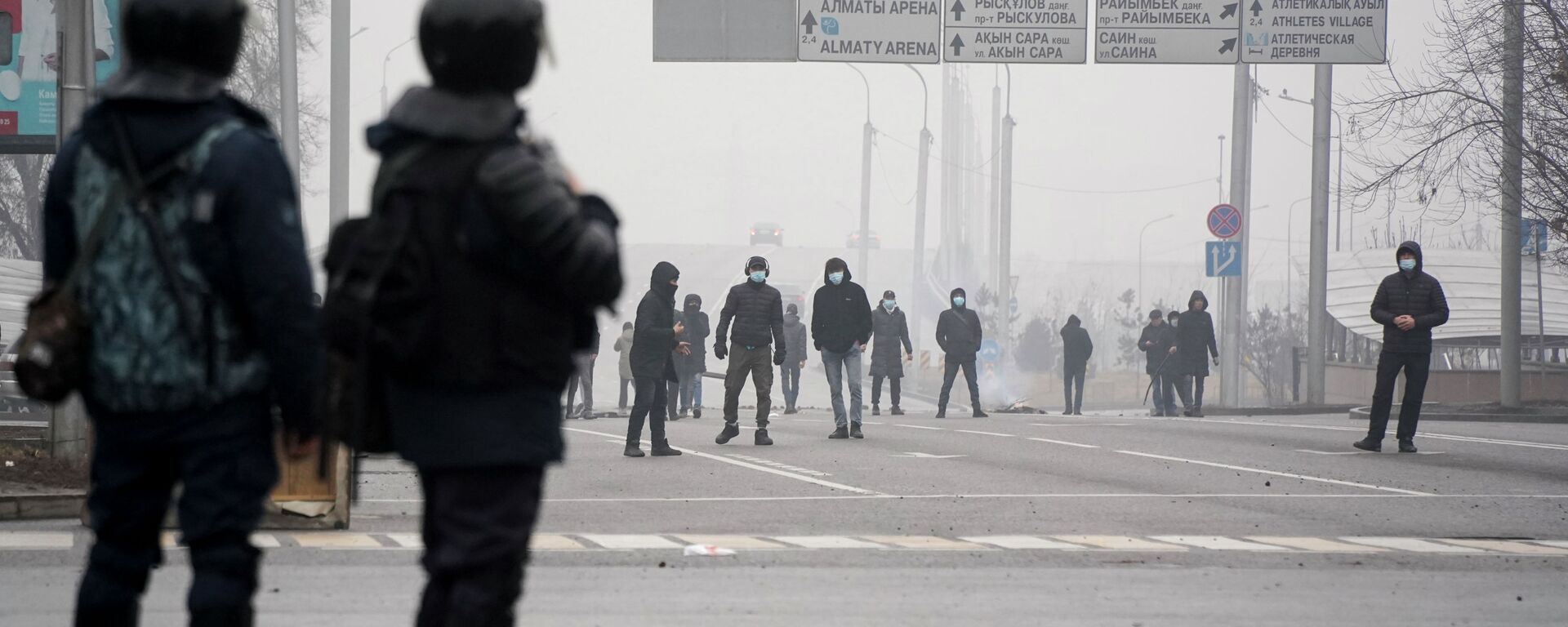 Демонстранты собираются перед полицией во время акции протеста в Алматы, Казахстан, в среду, 5 января 2022 г. - Sputnik Казахстан, 1920, 05.01.2023