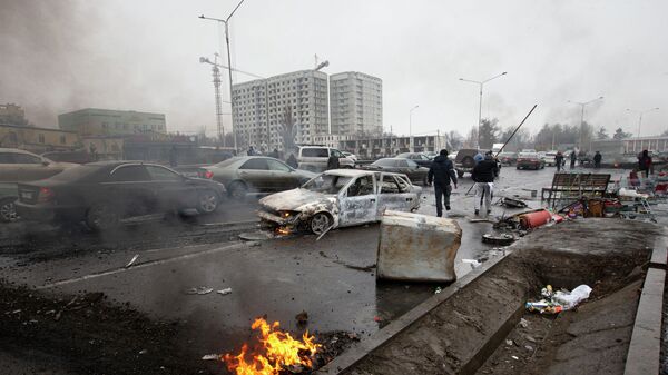 Автомобиль, сгоревший после столкновений, на улице в Алматы, Казахстан, в пятницу, 7 января 2022 г.  - Sputnik Казахстан