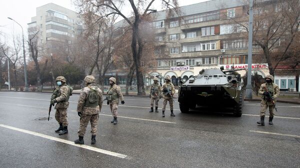 Казахстанские солдаты патрулируют улицу после столкновений в Алматы, Казахстан, в пятницу, 7 января 2022 г.  - Sputnik Қазақстан