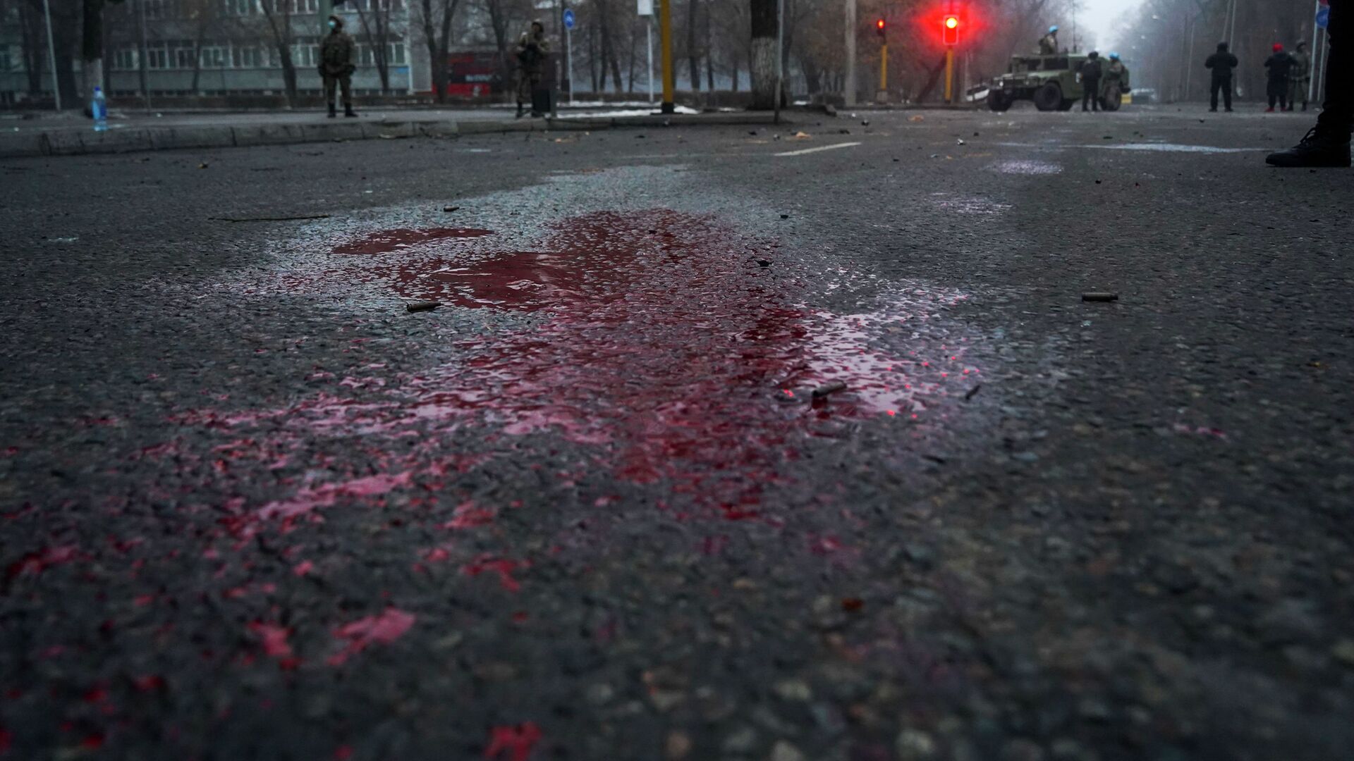 Кровь видна на дороге, когда казахстанские солдаты патрулируют улицу после столкновений в Алматы, Казахстан, четверг, 6 января 2022 г.  - Sputnik Казахстан, 1920, 13.02.2022
