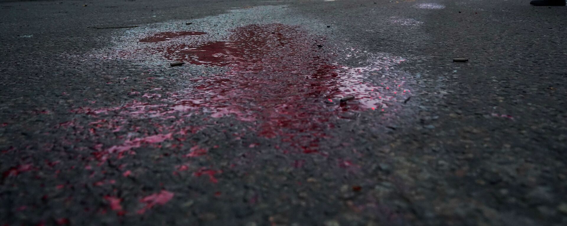 Кровь видна на дороге, когда казахстанские солдаты патрулируют улицу после столкновений в Алматы, Казахстан, четверг, 6 января 2022 г.  - Sputnik Казахстан, 1920, 28.04.2022