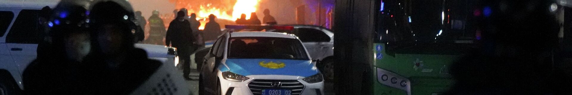 Полицейские в огне во время столкновений с протестующими в центре Алматы, Казахстан, среда, 5 января 2022 г.  - Sputnik Казахстан, 1920, 21.02.2022