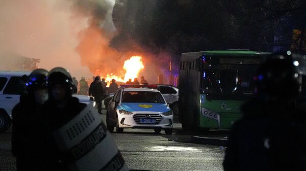 Полицейские в огне во время столкновений с протестующими в центре Алматы, Казахстан, среда, 5 января 2022 г.  - Sputnik Қазақстан
