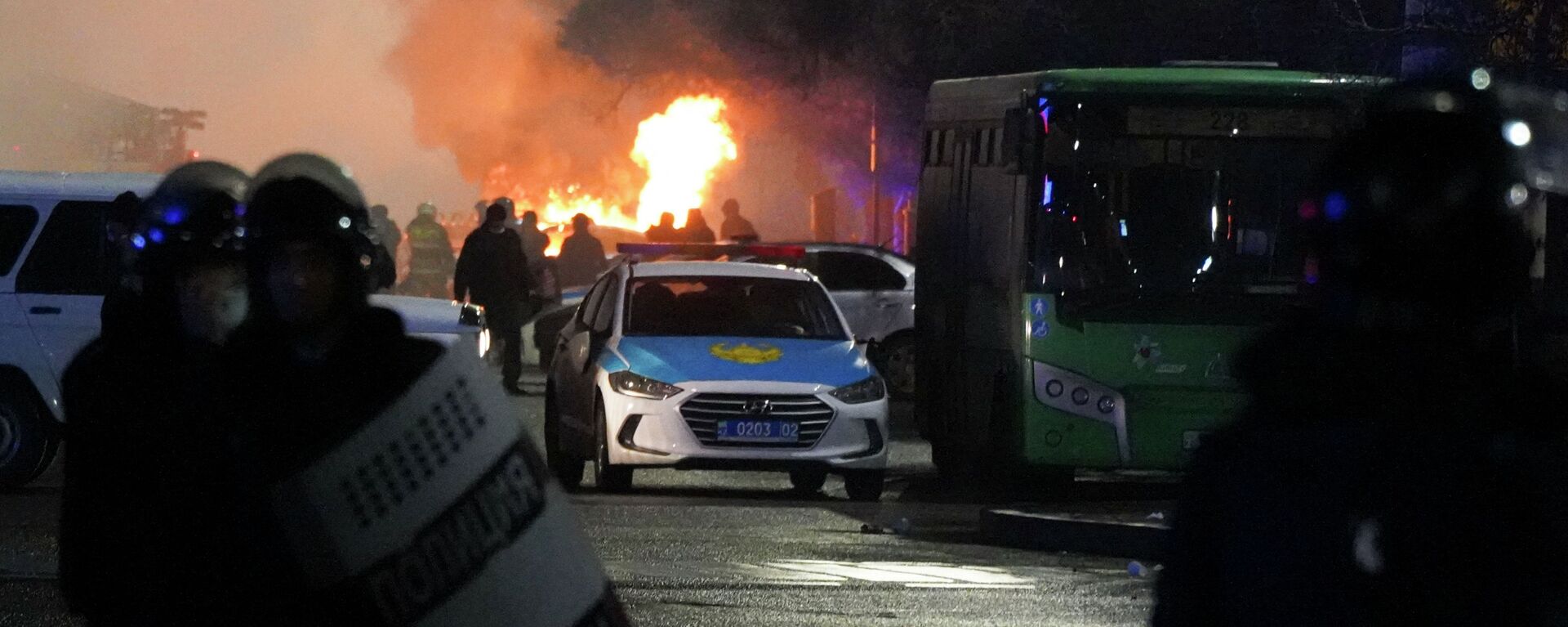 Полицейские в огне во время столкновений с протестующими в центре Алматы, Казахстан, среда, 5 января 2022 г.  - Sputnik Казахстан, 1920, 02.11.2022