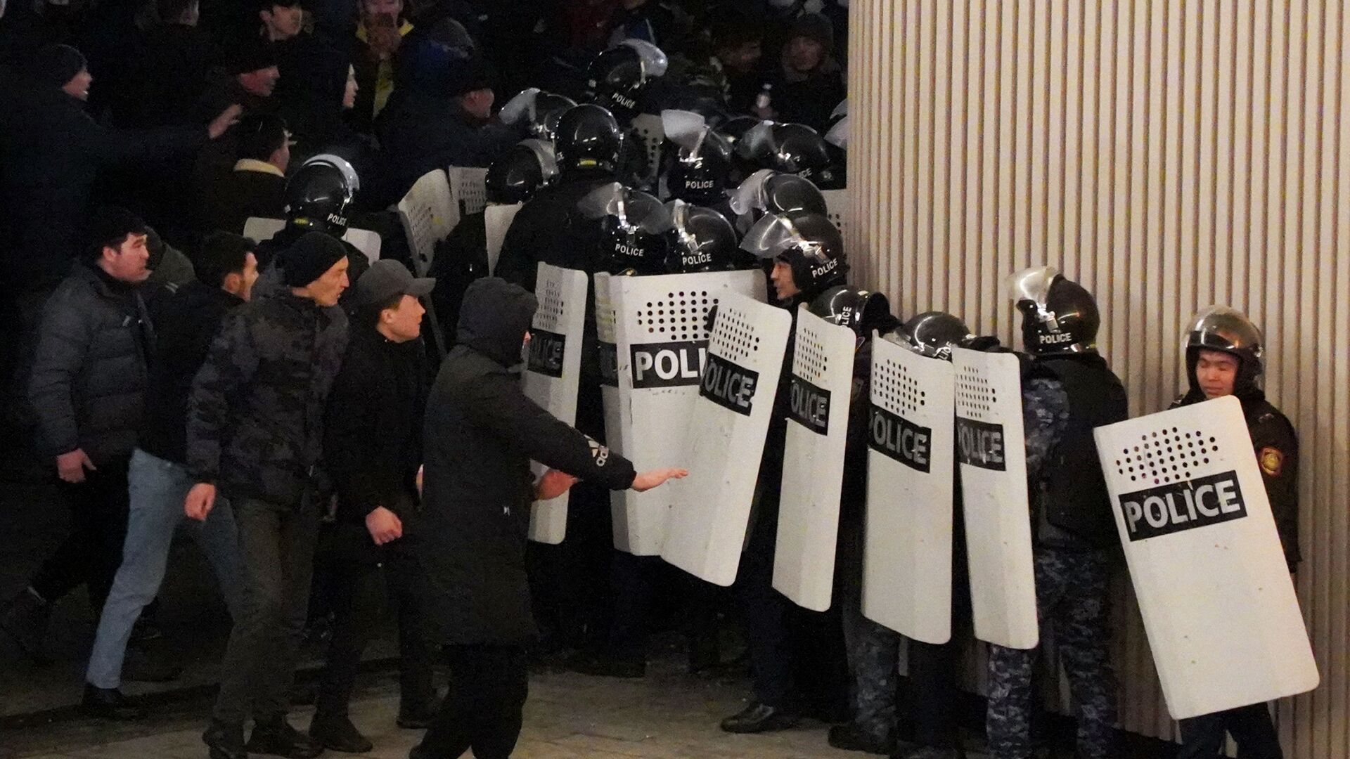 Протестующие и полиция в центре Алматы, Казахстан, в среду, 5 января 2022 г. - Sputnik Қазақстан, 1920, 10.01.2022