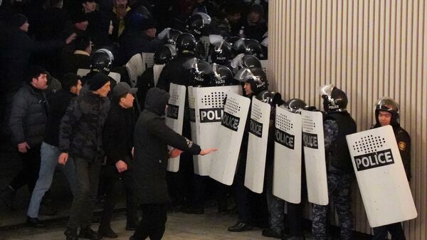 Протестующие и полиция в центре Алматы, Казахстан, в среду, 5 января 2022 г. - Sputnik Қазақстан