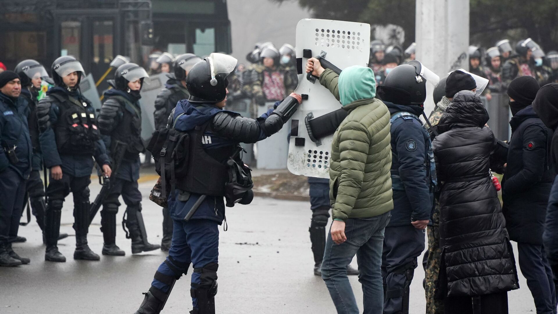Демонстрант возвращает щит сотруднику ОМОНа во время акции протеста в Алматы, Казахстан, в среду, 5 января 2022 г.  - Sputnik Казахстан, 1920, 11.07.2022
