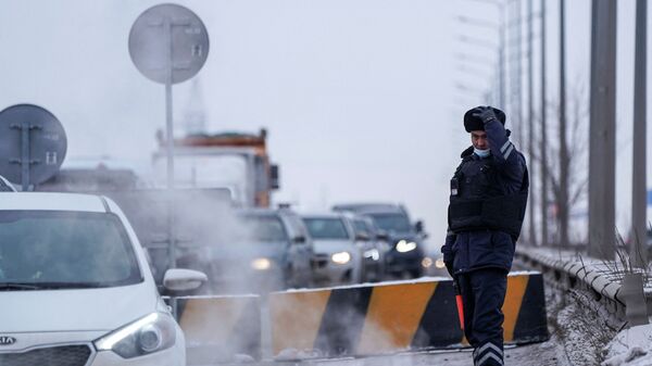 Полицейский на блок-посте  - Sputnik Казахстан