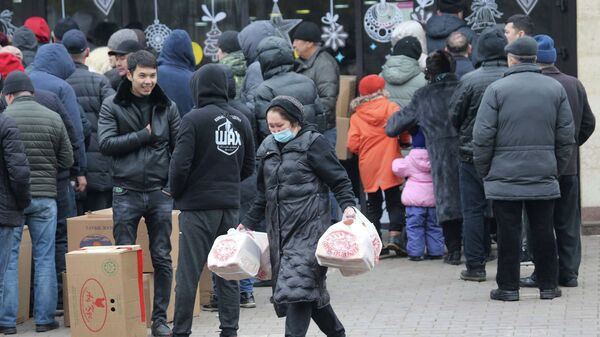 Люди стоят в очереди за хлебом у одного из магазинов Алматы  - Sputnik Казахстан