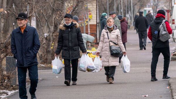 Пешеходы несут продукты в Алматы, 9 января 2022 года - Sputnik Қазақстан