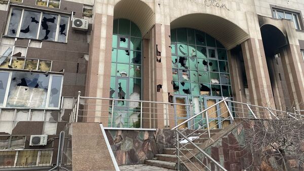 С разгромленного здания офиса партии Nur Otan сняли разбитый логотип, а выбитые двери заложили фанерными щитами  - Sputnik Казахстан