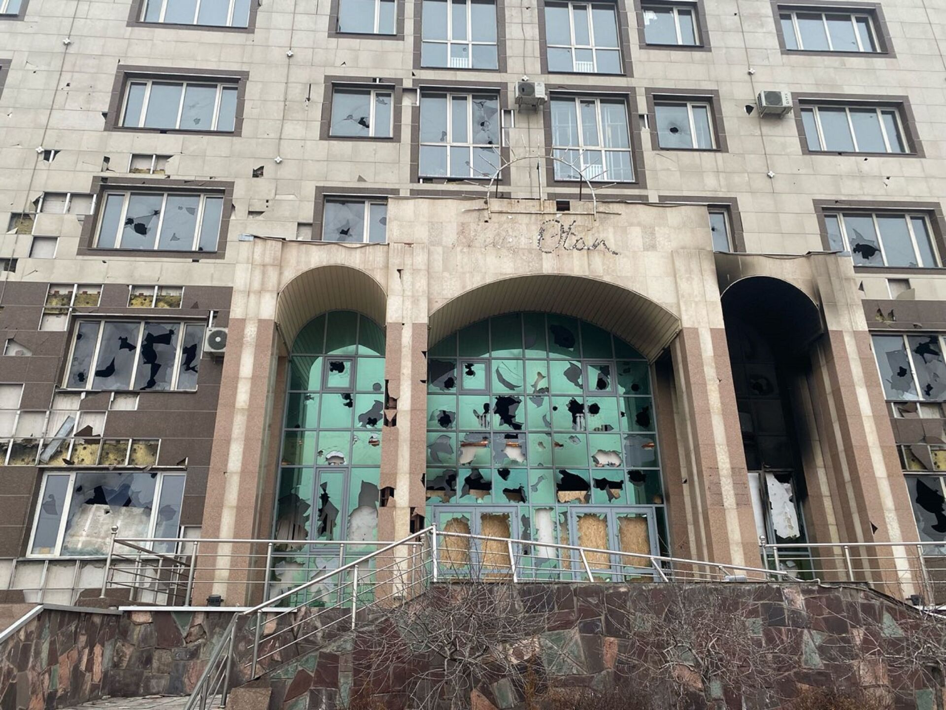 Разбитое здание офиса партии Nur Otan в Алматы  - Sputnik Казахстан, 1920, 04.02.2022