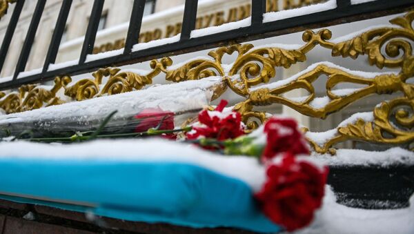 Цветы в память о погибших в массовых беспорядках у посольства Казахстана в Москве - Sputnik Казахстан