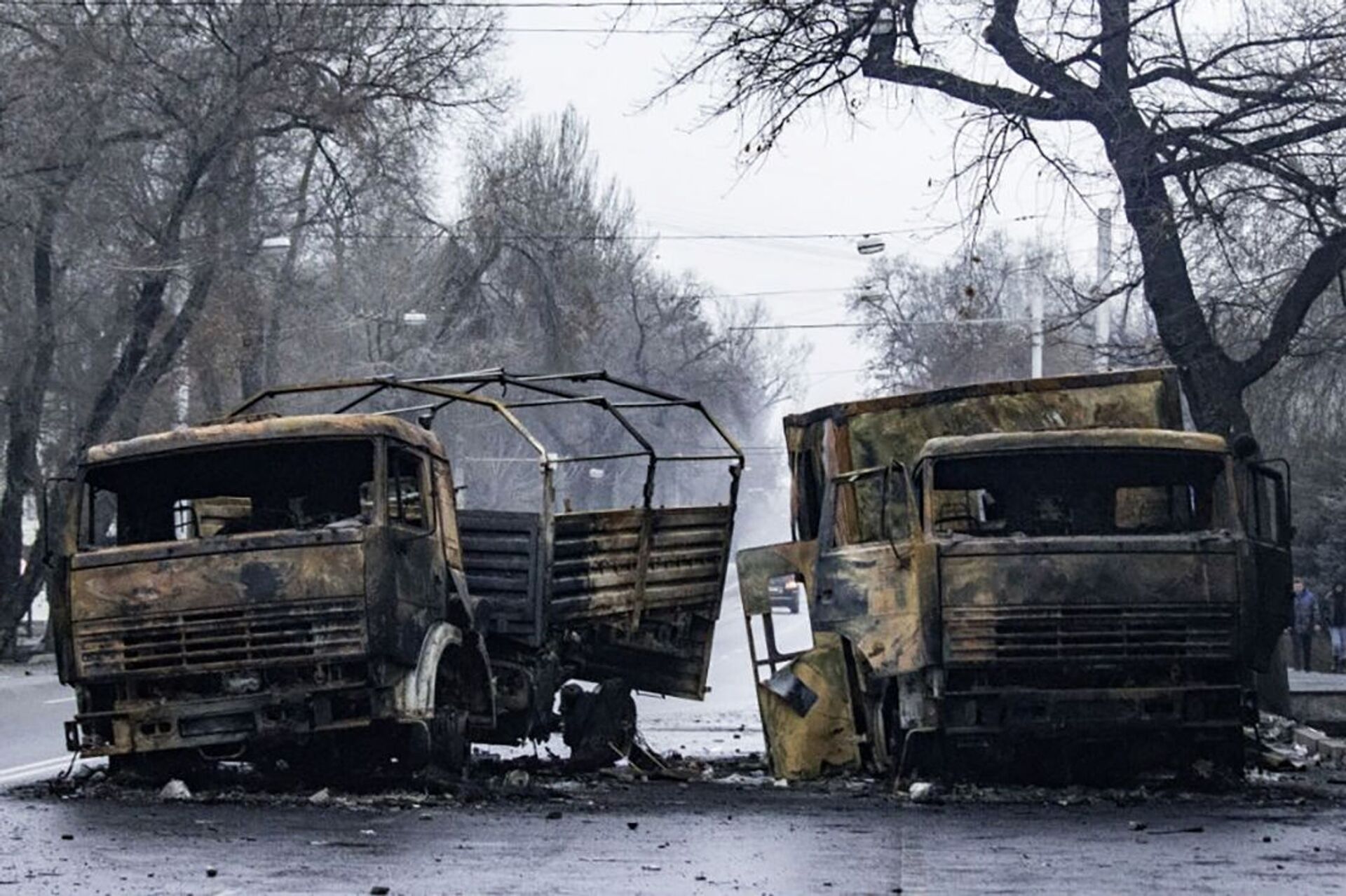 Сожженные грузовые автомобили на улице в Алма-Ате - Sputnik Казахстан, 1920, 05.01.2023