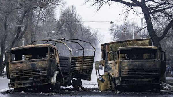 Сожженные грузовые автомобили на улице в Алма-Ате - Sputnik Казахстан