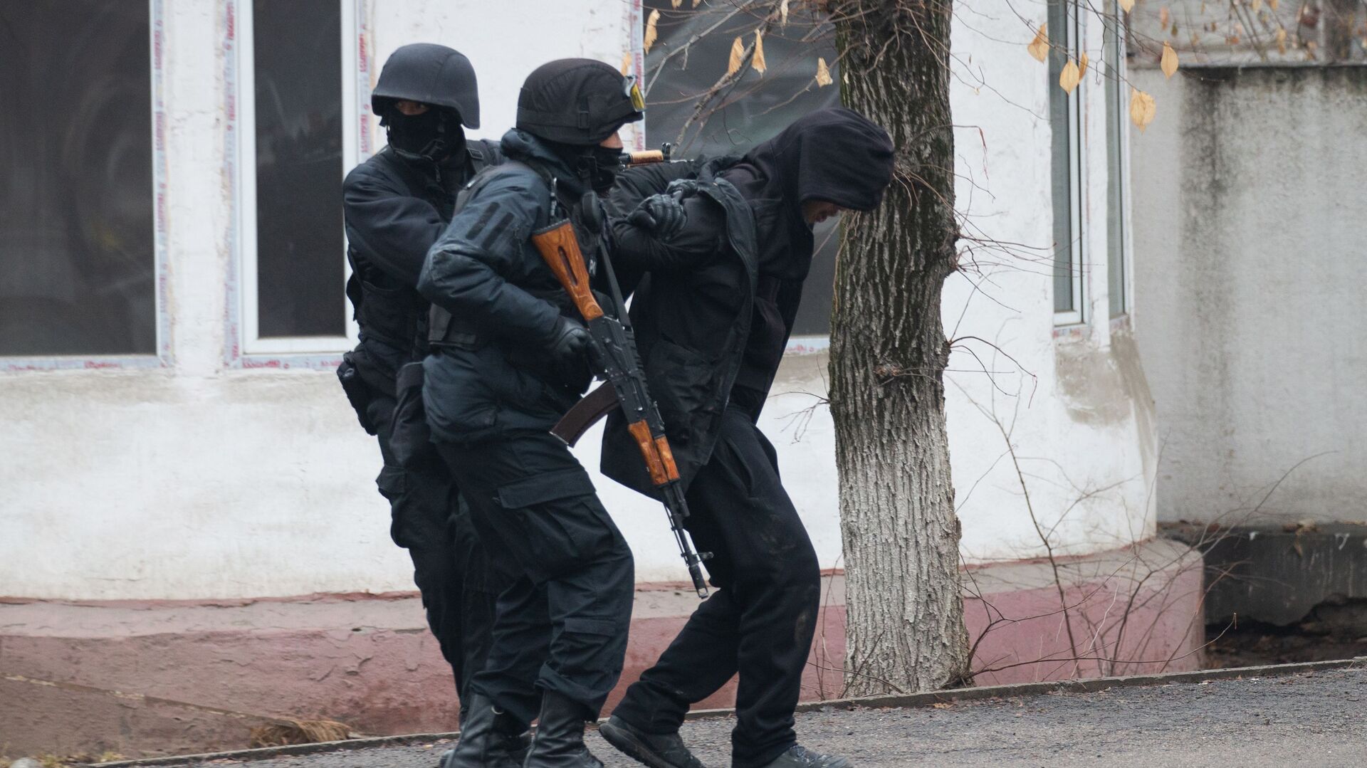 Полицейские задерживают мужчину на улице Байтурсынова в Алма-Ате - Sputnik Казахстан, 1920, 04.11.2022