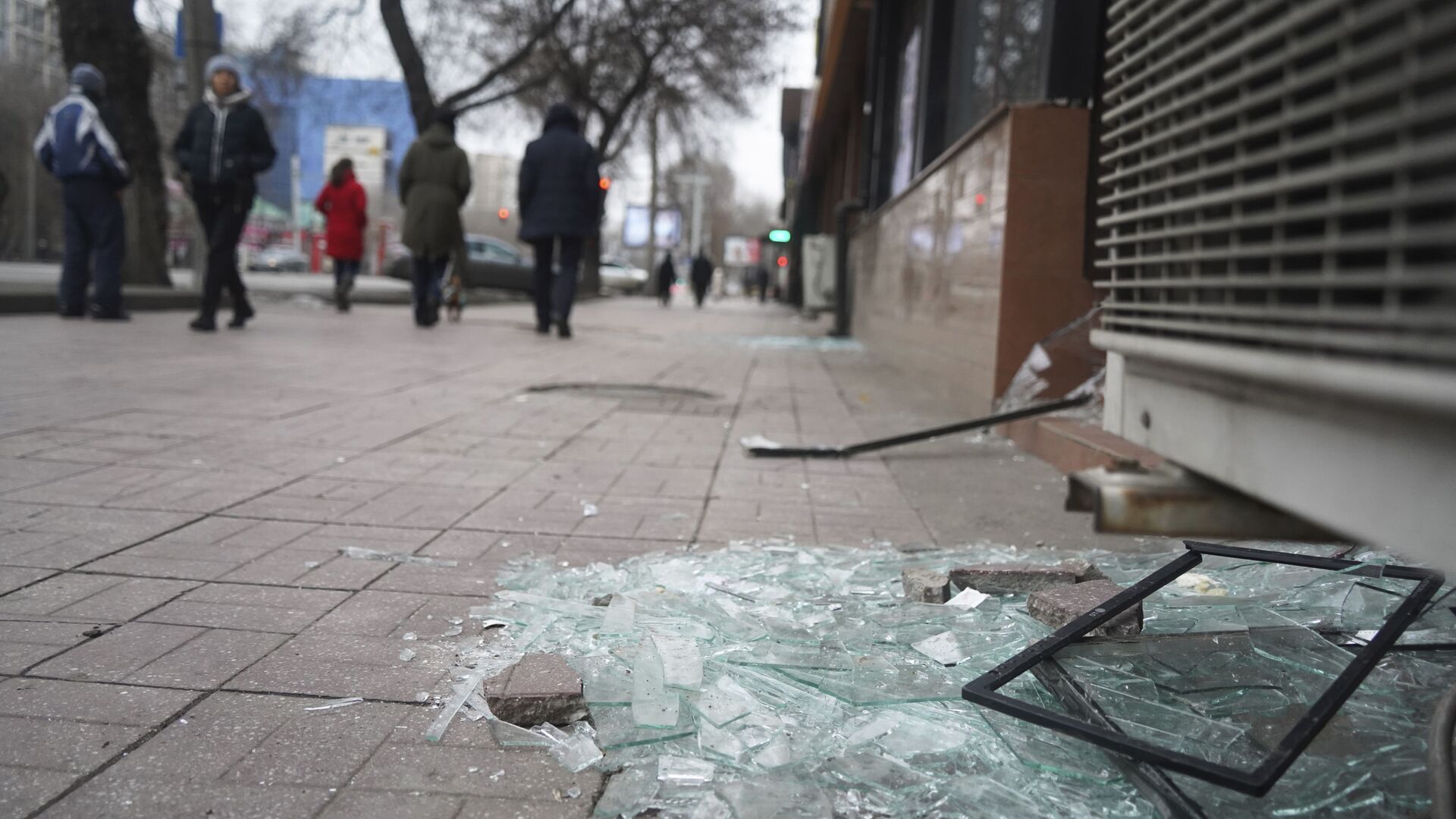 Люди проходят мимо магазина с разбитыми окнами в Алматы - Sputnik Қазақстан, 1920, 17.01.2022