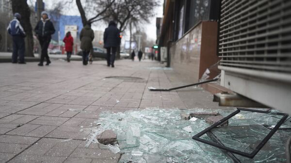 Люди проходят мимо магазина с разбитыми окнами в Алматы - Sputnik Казахстан
