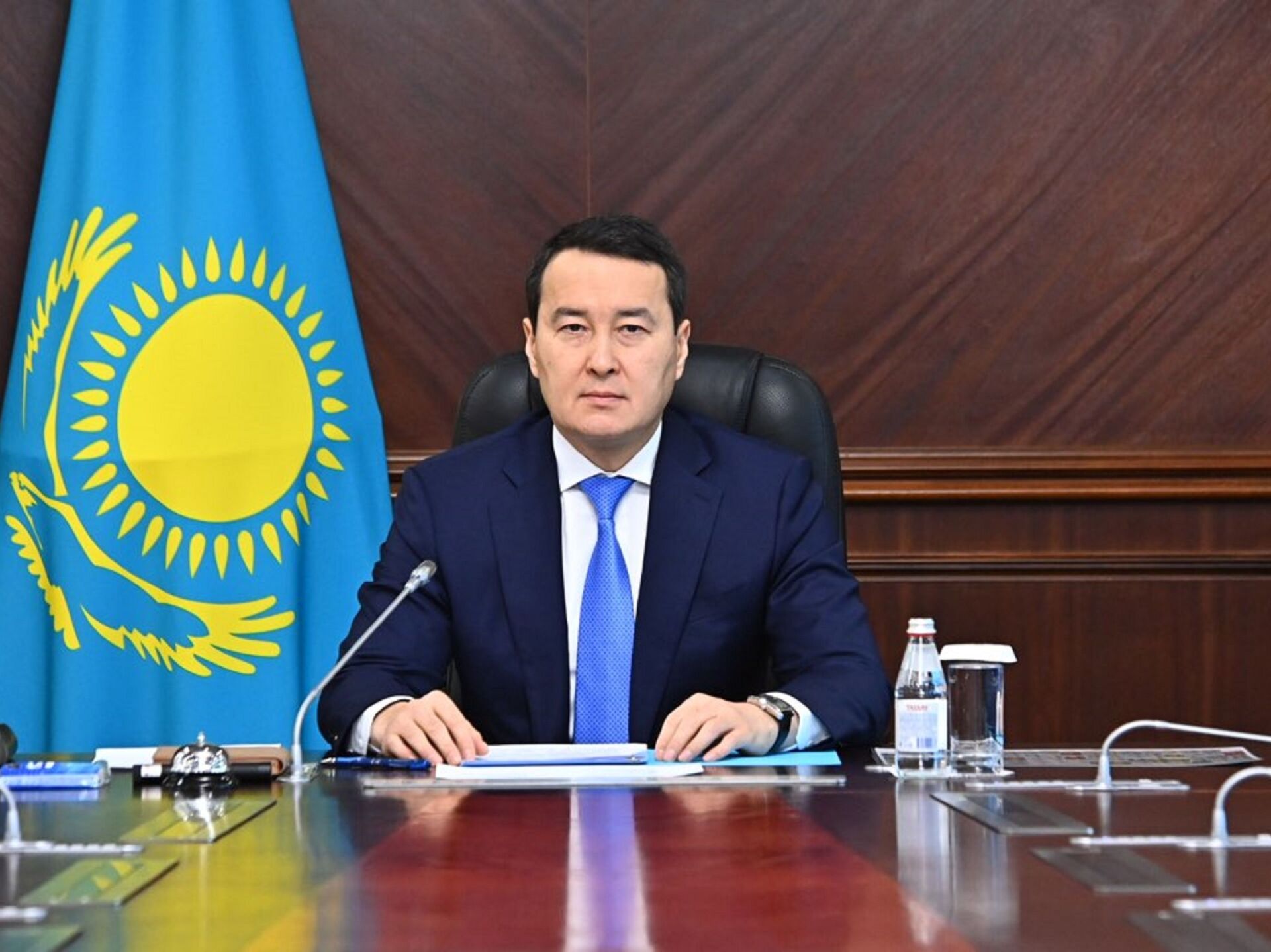 Первым премьер министром стал. Премьер министр Казахстана а Смаилов. Премьер министр Казахстана 2022.