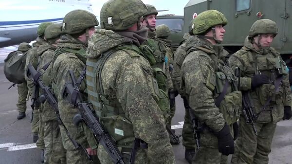 Личный состав из состава российского контингента миротворческих сил ОДКБ - Sputnik Казахстан