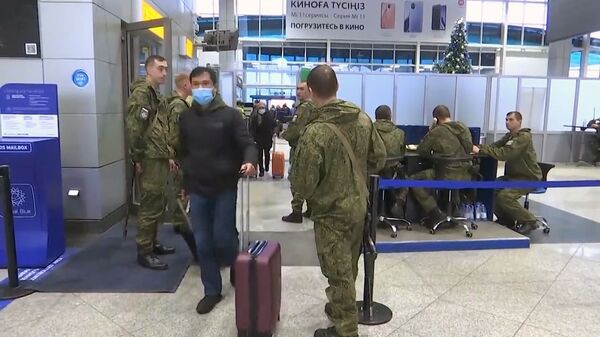 Военнослужащие из состава российского контингента миротворческих сил ОДКБ встречают пассажиров в терминале аэропорта Алма-Аты - Sputnik Казахстан