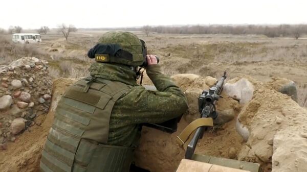 Военнослужащий из состава контингента миротворческих сил ОДКБ в Казахстане - Sputnik Қазақстан