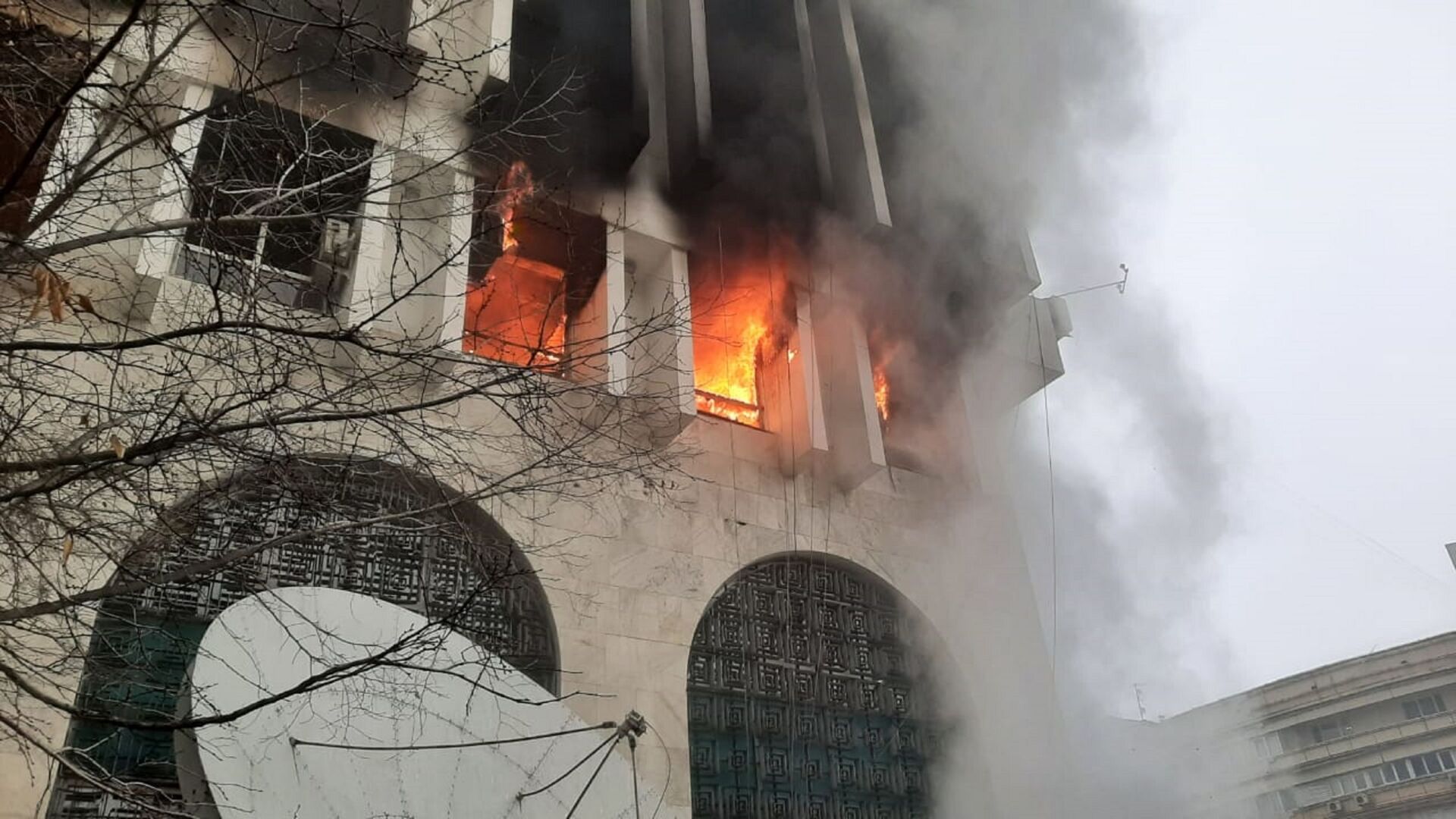 Пожар в здании акимата Алматы  - Sputnik Қазақстан, 1920, 15.01.2022