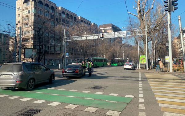 Полицейские останавливают автомобили на улице в Алматы, 12 января  - Sputnik Казахстан