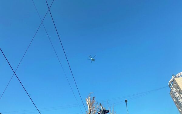 Вертолет прикрывал кортеж, двигавшийся по перекрытым улицам Алматы, 12 января 2022 года  - Sputnik Казахстан