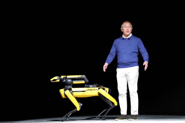 Эйсун Чанг, исполнительный председатель Hyundai Motor Group, с роботом Boston Dynamics Spot на выставке CES 2022 в Лас-Вегасе. - Sputnik Казахстан