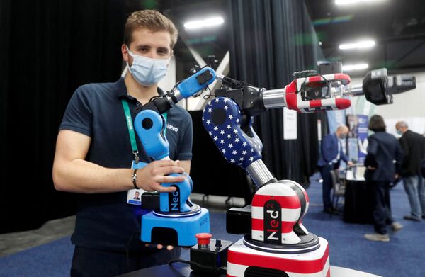 Луи Тоннер держит Ned2 - коллаборативного робота, предназначенного для образования, профессионального обучения и исследований. Стенд Niryo во время презентации для СМИ CES Unveiled на выставке CES 2022 в Лас-Вегасе. - Sputnik Казахстан