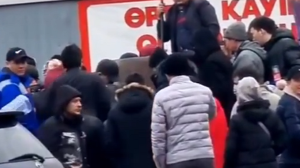 Столпотворение на АЗС в Алматы 7 января: люди набирают бензин - Sputnik Қазақстан